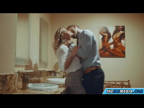 ❤️ Бүкіл аққұба сізді қоғамдық дәретханада азғырғанда ❤️ Порно видео бойынша бізде ️❤